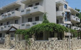 Captain Yiannis Studios & Apartments